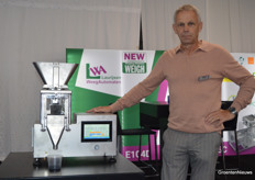 Een van de nieuwkomers op de beurs: John Laurijsen van Laurijsen WeegAutomaten. Hij bracht zijn kleinste machine mee. Als het moet kan het bedrijven machines leveren die tot 3 ton wegen. Dan is deze machine van 30 kilo van het eigen merk New Weight toch makkelijker om naar Zwaagdijk te brengen. John was positief verrast door de hoeveelheid internationaal publiek op de beurs.